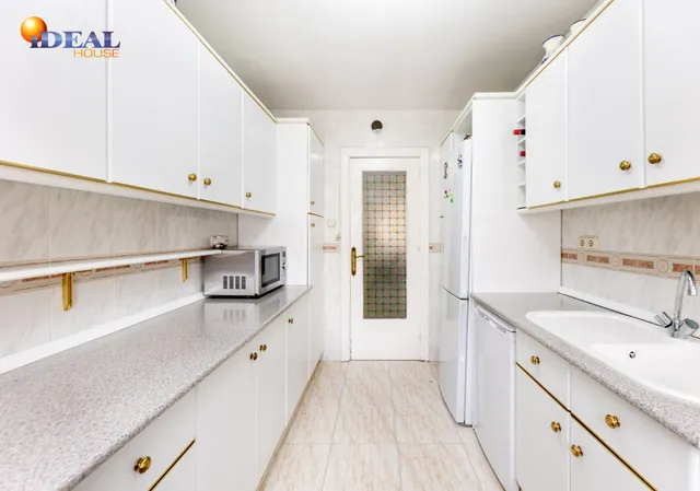 ¡Oportunidad única! Ático de 4 dormitorios y 2 baños con gran terraza frente al Colegio Agustinos (Arabial) — 12