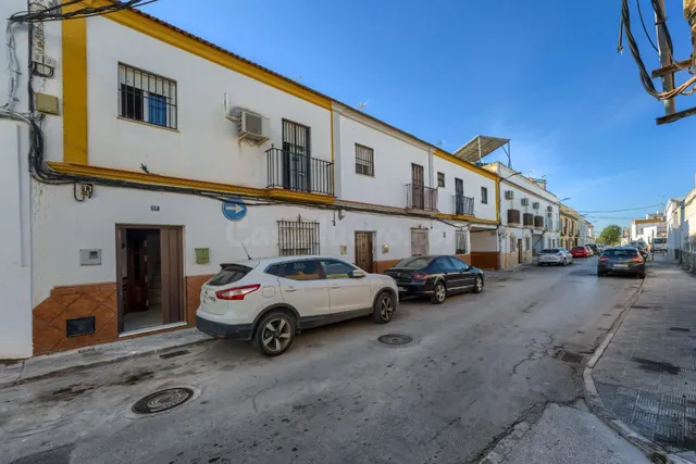 CASA ADOSADA DE DOS PLANTAS CON PATIO EN ZONA LA FONTANILLA - foto 2