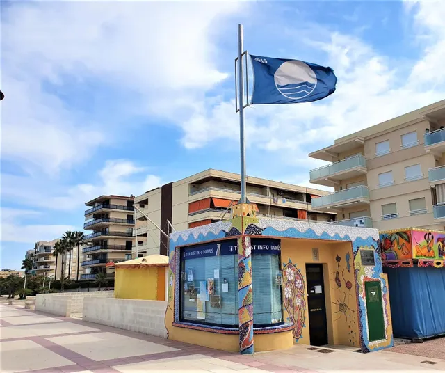 Apartamento ubicado en primera línea playa Daimús, destaca por su privilegiada orientación noroeste que regala vistas despejadas al mar — 14