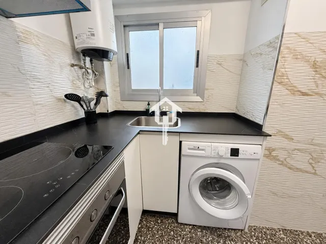 Ático en exclusiva totalmente reformado de 56 m2 con terraza en zona benalúa de Alicante: edificio con ascensor — 26