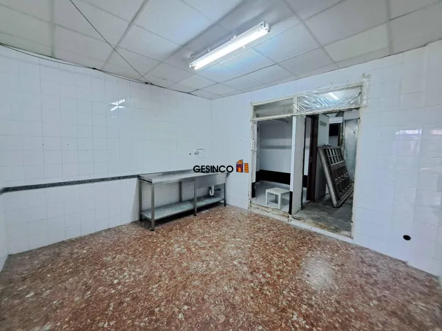 LOCAL COMERCIAL EN ALQUILER BIEN SITUADO EN LA ALAMEDA — 7