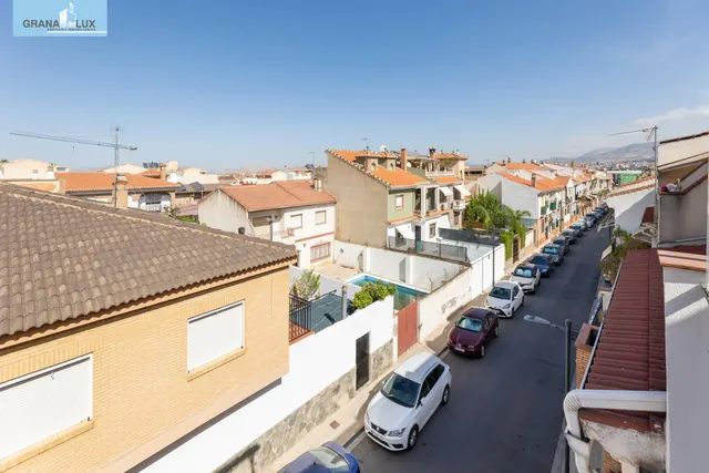 Vive en el corazón de Armilla: 4 dormitorios, patio, terraza y garaje — 22