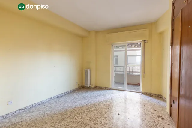 Piso en esquina con terraza y vistas a Plaza Mariana Pineda, Granada — 10