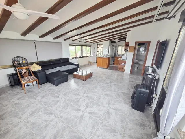 Chalet con 3 viviendas independientes, piscina privada cubierta y vistas al mar — 48