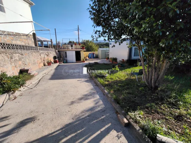 # CASA reformada, muy luminosa, con amplio patio. Próxima a  - foto 2