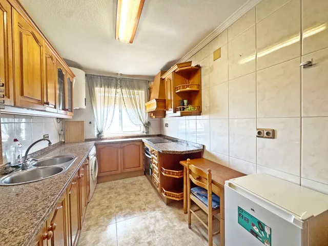 Amplio piso en esquina todo exterior con terraza y vistas al mar junto a Vialia y Avenida de Andalucía. — 24