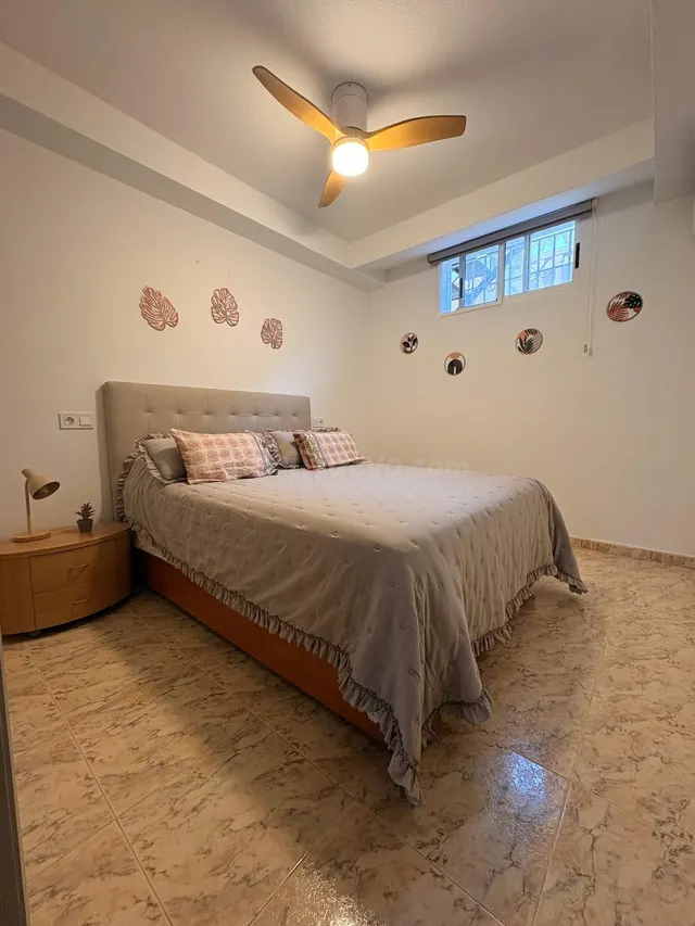 PRECIOSA VIVIENDA CON 4 DORMITORIOS Y PISCINA COMUNITARIA EN - foto 4