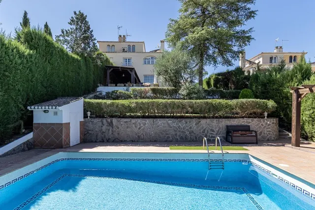 CASA PAREADA EN LA ZUBIA CON PISCINA, ZONA DE BARBACOA Y JAR - foto 4