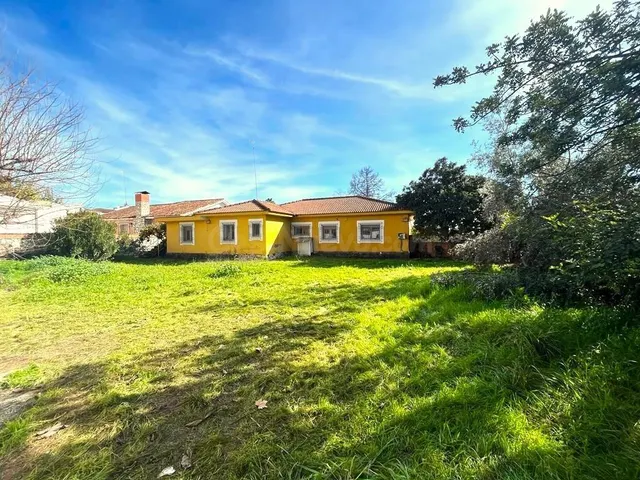 PARCELA DE 3000 M2 SEGREGABLE EN TRES CON DOS CHALETS