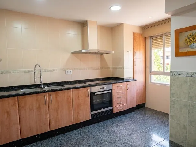 Luminoso piso con gran cocina y balcón frente a una tranquila plaza en Riola — 8