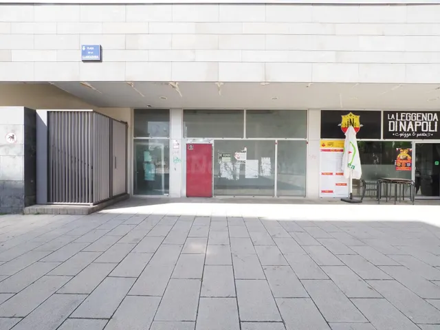 SE VENDE LOCAL COMERCIAL EN TERRASSA, ZONA SEGLE XX