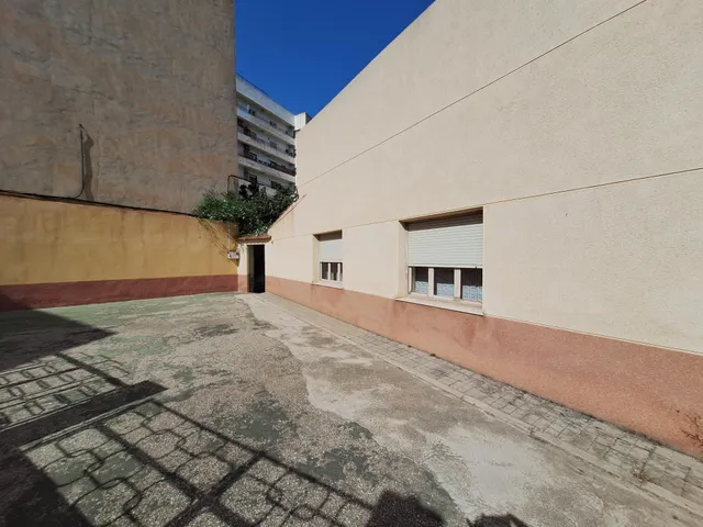 Casa modernista de 218 m2, en parcela de 518 m2, con jardín y garaje para varios vehículos en el centro de Monóvar — 39