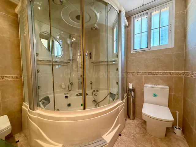 Villa independiente con piscina privada y 6 dormitorios junto a la Laguna Rosa de Torrevieja — 37
