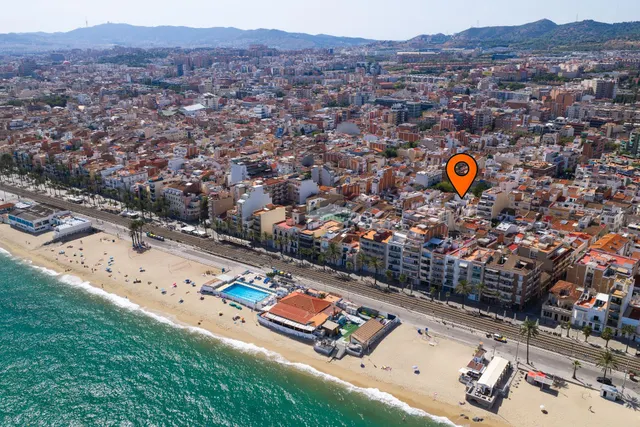 Vivienda reformada a estrenar con 3 estancias, terraza privada y espacio polivalente en Badalona — 3