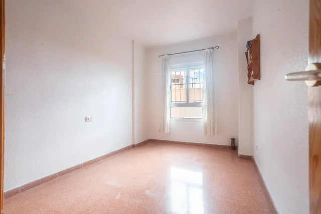 Almeria - cruz de caravaca: amplio triplex - 6 habitaciones + 3 baños + 1 aseo + garaje amplio + 2 salones + 2 cocinas + solarium — 39