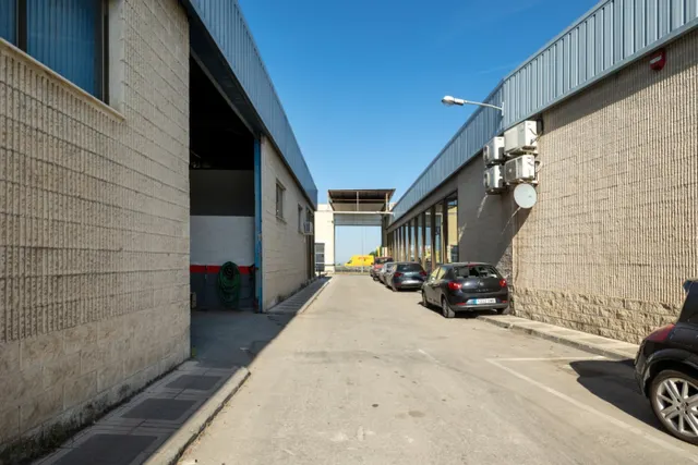 Nave industrial 1400m² en venta - Alcampo — 28