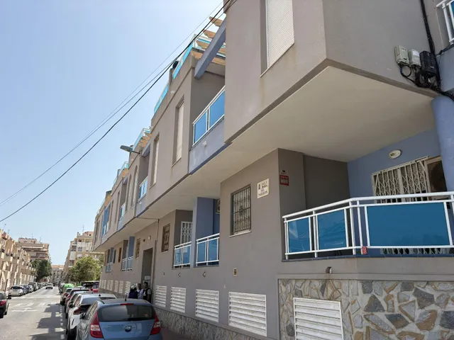 Apartamento céntrico, luminoso, y elegantemente reformado (1.ª planta). Balcón con orientación este, piscina comunitaria y a solo 800 m de Playa del Cura. — 33