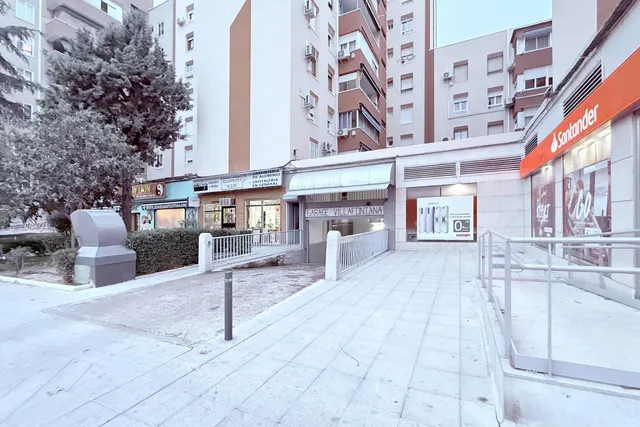 Este no es un aparcamiento cualquiera; es el mítico Garaje Villafontana. — 5