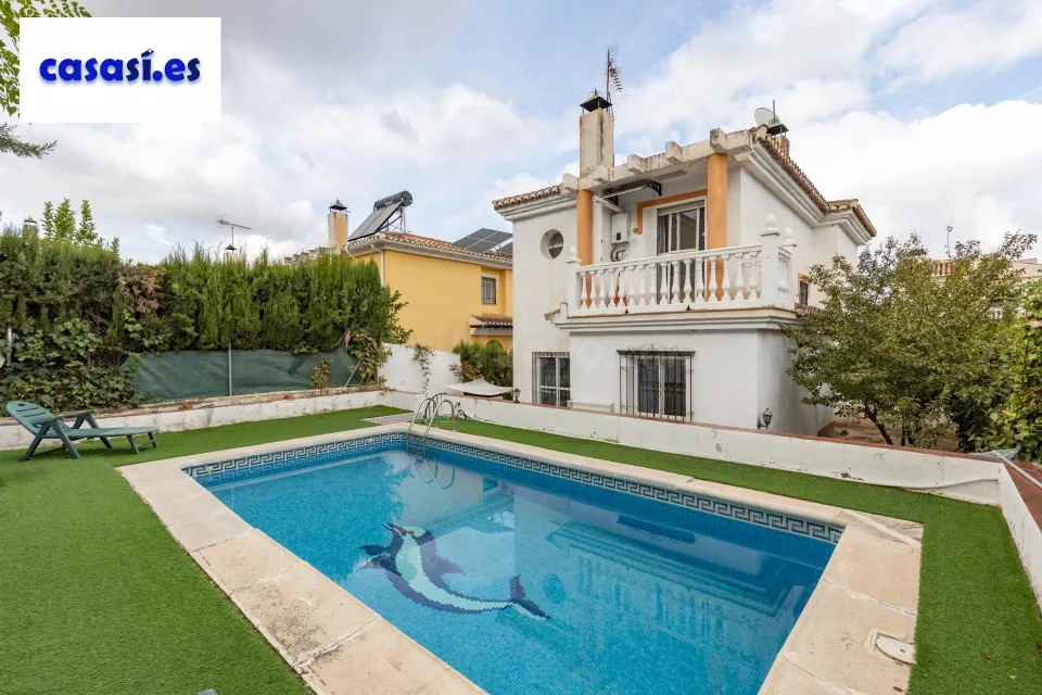 Casa independiente con piscina en La Zubia.