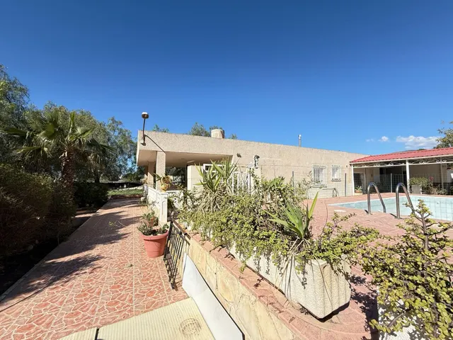 Encantador Chalet en Crevillente con Amplio Terreno y Piscina Propia — 20