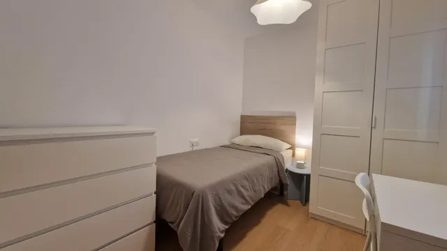 Vivienda de 3 Dormitorios en alquiler en régimen de VIVIENDA HABITUAL en Carlos Haya — 16