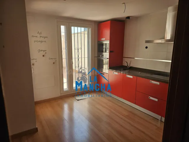 INMOBILIARIA LA MANCHA VENDE ADOSADO EN BARRIO MEDICINA. — 4