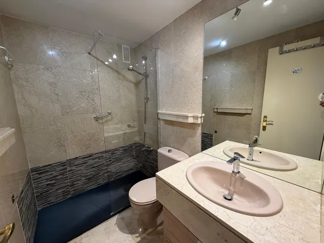 Luminoso piso de 3 dormitorios con piscina, garaje y trastero en el centro de Villanueva del Pardillo — 17