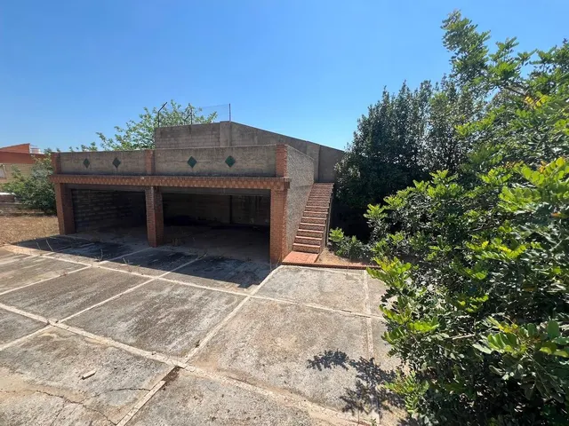 Terreno urbano en Torrent con edificación y frontenis. — 13