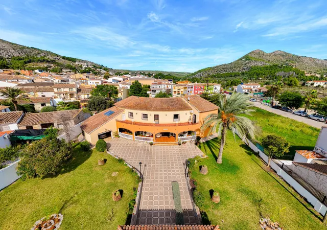 Villa mediterránea con vistas al valle a la venta en el cent