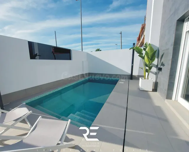 ADOSADO CON PARCELA, GARAJE Y PISCINA PRIVADA EN ROLDAN - TO