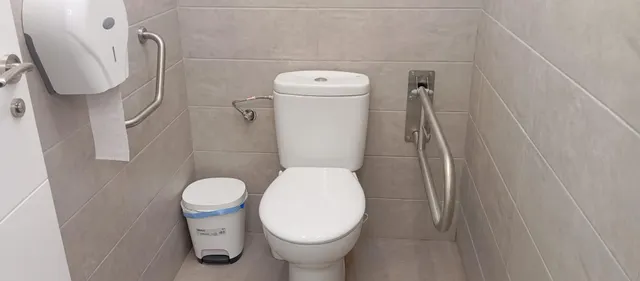 ¡Oportunidad Única! Local Comercial Reformado en el Corazón de Águilas por solo €80,000 — 6