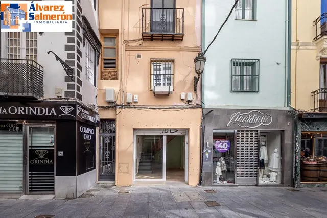 Edificio junto a Plaza Bib-rambla. — 26