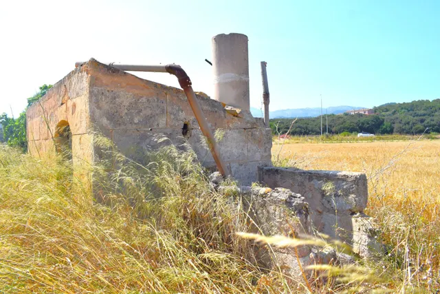 Finca rústica con construcciones, pozo propio y vistas a la  - foto 5
