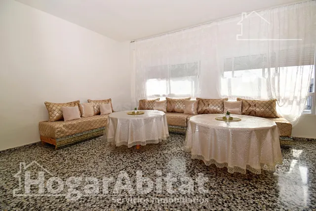 Amplitud y luz mediterránea en este piso totalmente reformado con terraza en Oliva — 2