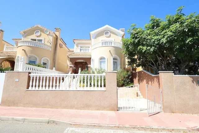 Hermosa Villa Independiente con Orientación Sur, Entrada Pri - foto 2