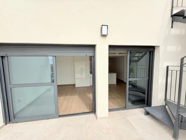 Luminoso apartamento semi-nuevo con terraza, piscina y parking — 28