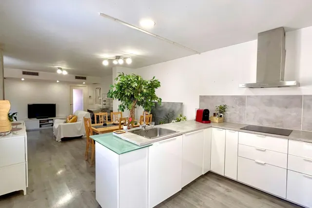 Amplia vivienda con terraza-solárium y vistas a Odiseo