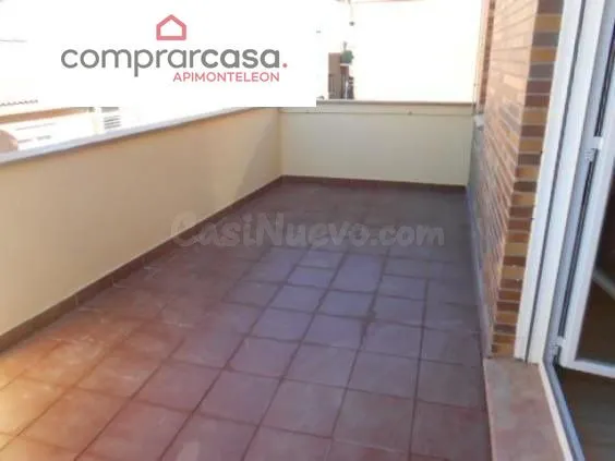Ático Dúplex en Valdeacederas con Amplia Terraza y Comodidades Modernas — 2
