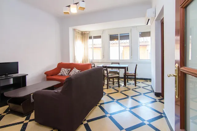 Por debajo de la Plaza Trinidad, a un paso de Facultad de Traductores, Derecho, Escuela de Arte y Oficios. Actualmente 6 estancias(incluido el salón). un cuarto de baño, un aseo, cocina. Techos Alto — 4
