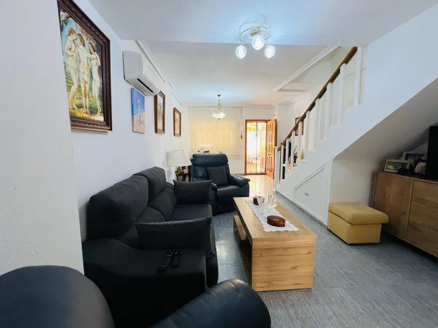 Chalet adosado de 3 dormitorios con terraza y piscina comunitaria en Playa Flamenca — 23