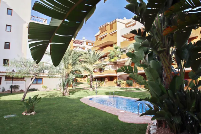 Soleado apartamento con vistas a la piscina en La Entrada, Punta Prima, Costa Blanca — 39