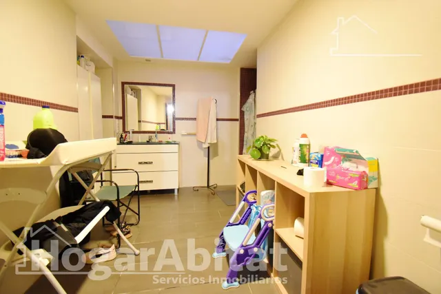 Casa luminosa y esquinera con balcón y dos terrazas, toda amueblada, en el centro — 26