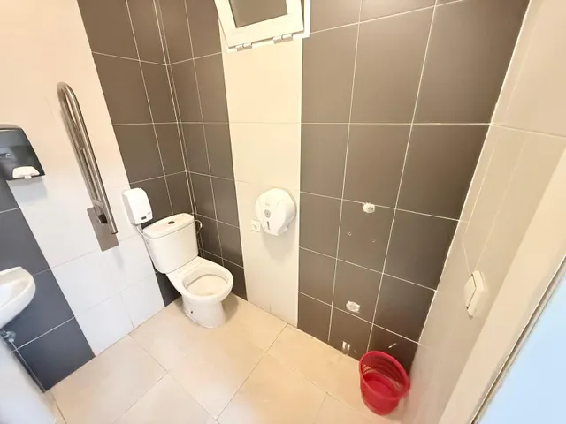 ¡Tu negocio en el foco de atención! Local comercial de 97 m2 muy luminoso en Carolinas Bajas — 16
