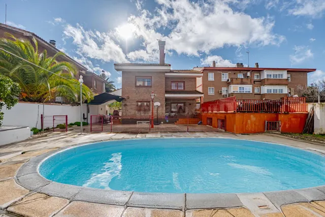 Chalet único en Carabanchel Alto – Parcela, piscina y jardín