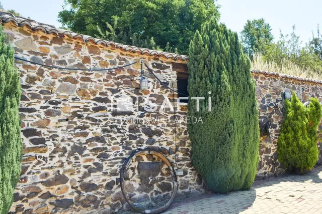 FABULOSA CASA DE PIEDRA TOTALMENTE REFORMADA — 47