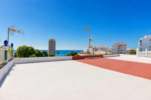 VENTA DE CASA ADOSADA EN ESTEPONA CON VISTAS AL MAR Y UBICACIÓN PRIVILEGIADA — 9