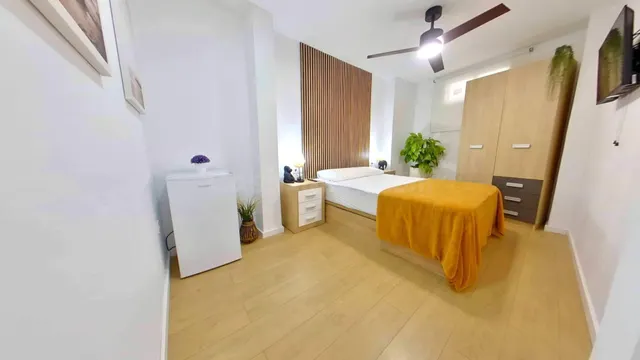 Habitación con baño privado en piso en el centro de Alicante - foto 3