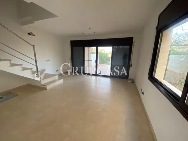 Fantastica casa apareada de 160 metros con tres plantas - foto 2