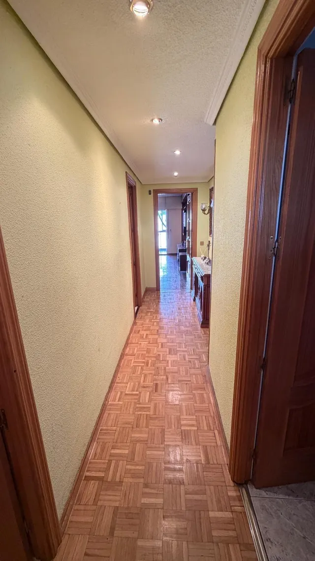 Oportunidad en calle alcala, piso de 3 dormitorios, 2 salones, 2 baños, terraza y ascensor. — 19