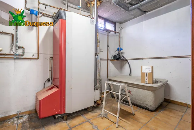 CHALET dividido en dos viviendas con piscina y zona ajardinadas. — 44